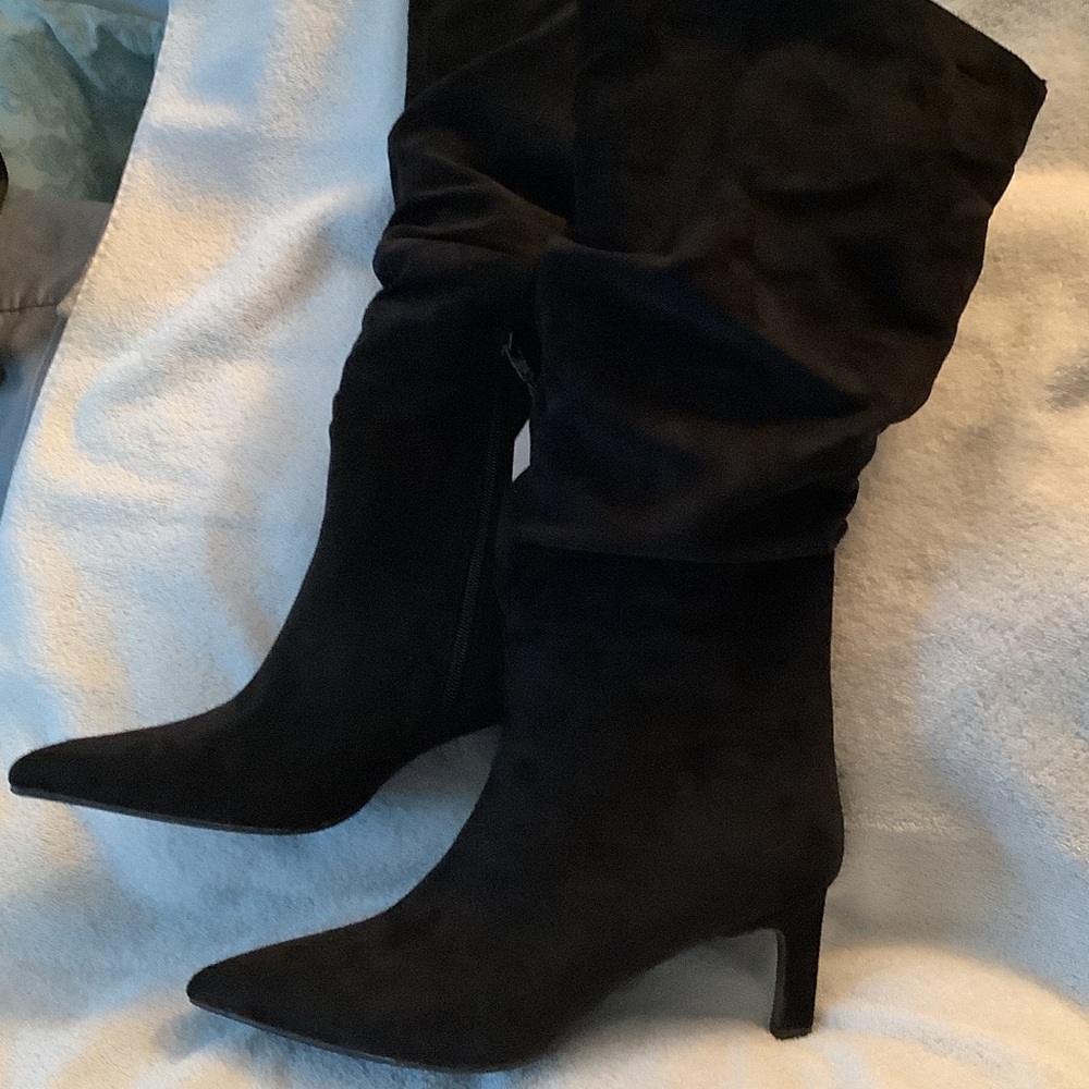 Women's Black Suede Pointed-Toe Mid Heel Boots